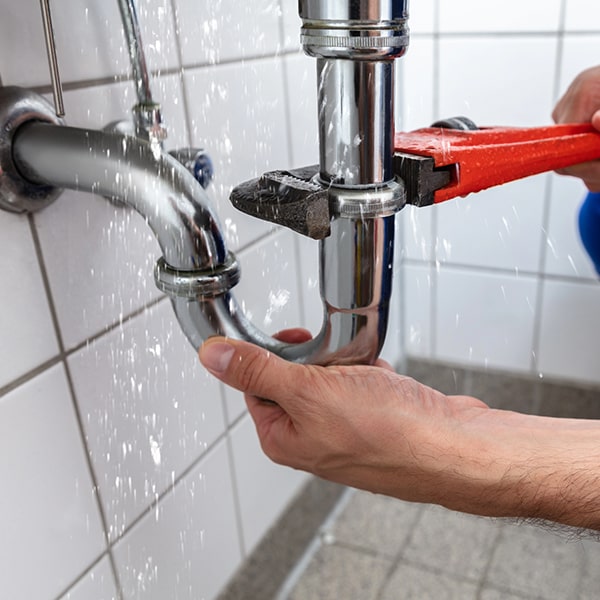 plomeros de emergencia atiende emergencias como fugas de agua, atascos de drenajes y rupturas de tuberías